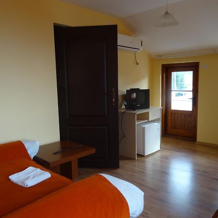 Family Hotel Rose พาเวลบันยา ภายนอก รูปภาพ