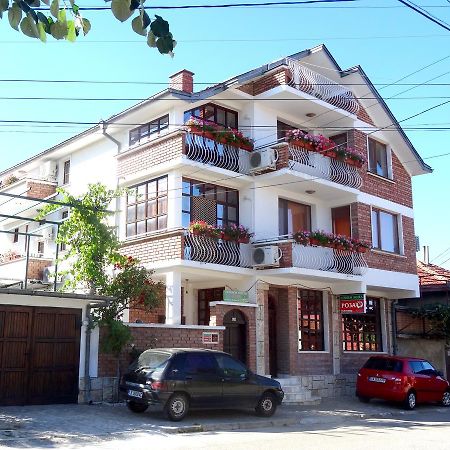 Family Hotel Rose พาเวลบันยา ภายนอก รูปภาพ