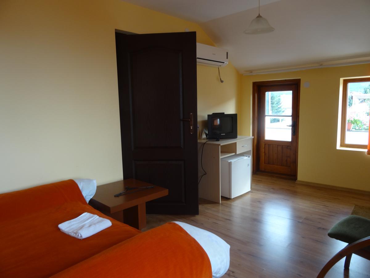 Family Hotel Rose พาเวลบันยา ภายนอก รูปภาพ