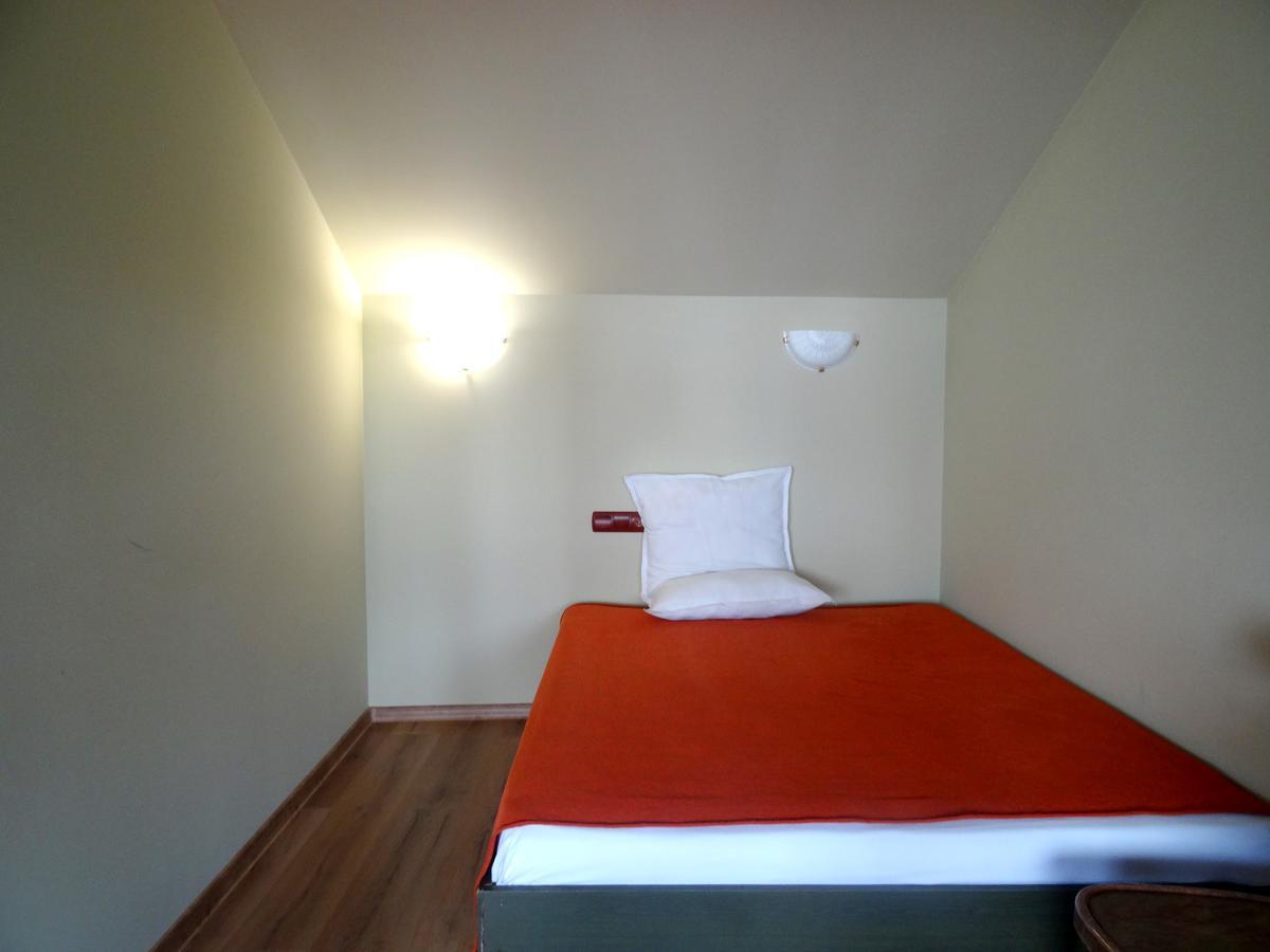 Family Hotel Rose พาเวลบันยา ภายนอก รูปภาพ