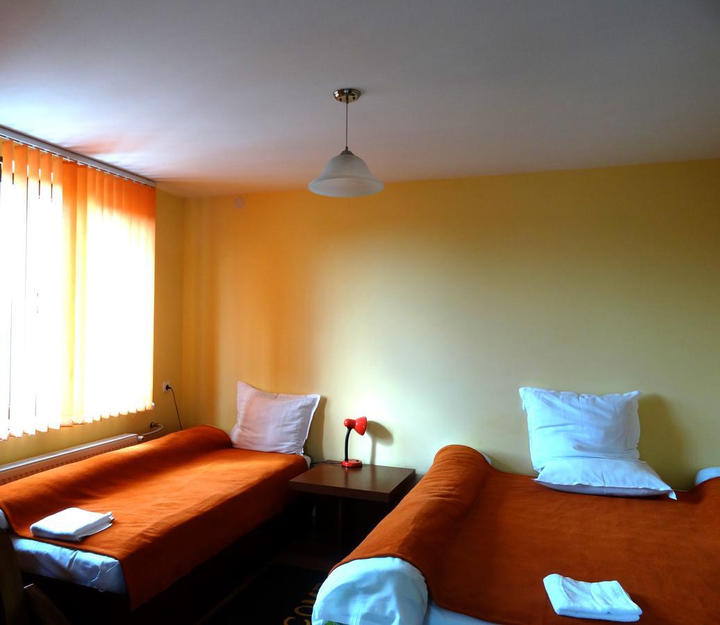 Family Hotel Rose พาเวลบันยา ภายนอก รูปภาพ