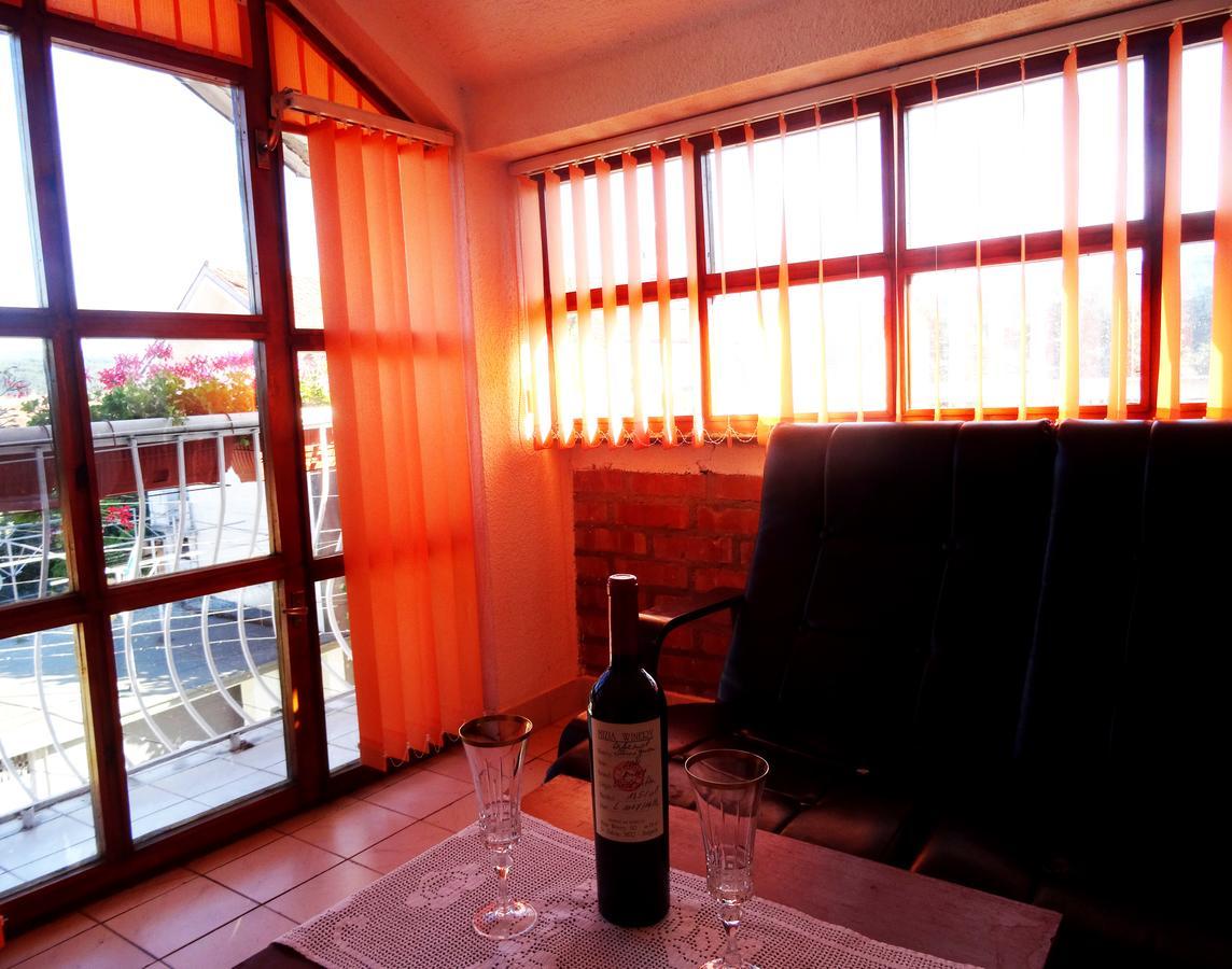 Family Hotel Rose พาเวลบันยา ภายนอก รูปภาพ