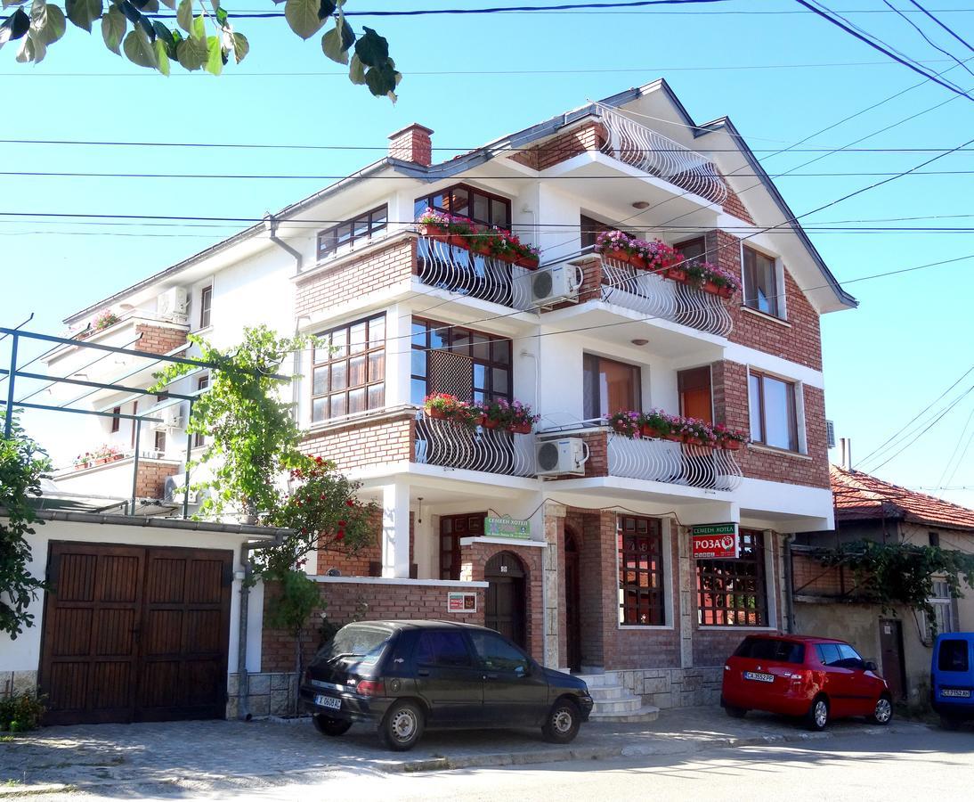 Family Hotel Rose พาเวลบันยา ภายนอก รูปภาพ