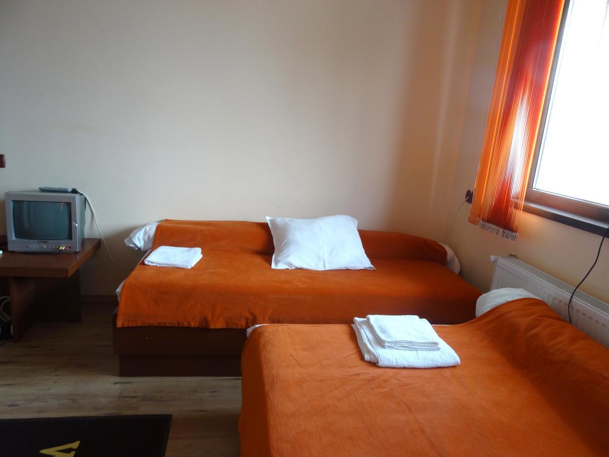 Family Hotel Rose พาเวลบันยา ภายนอก รูปภาพ