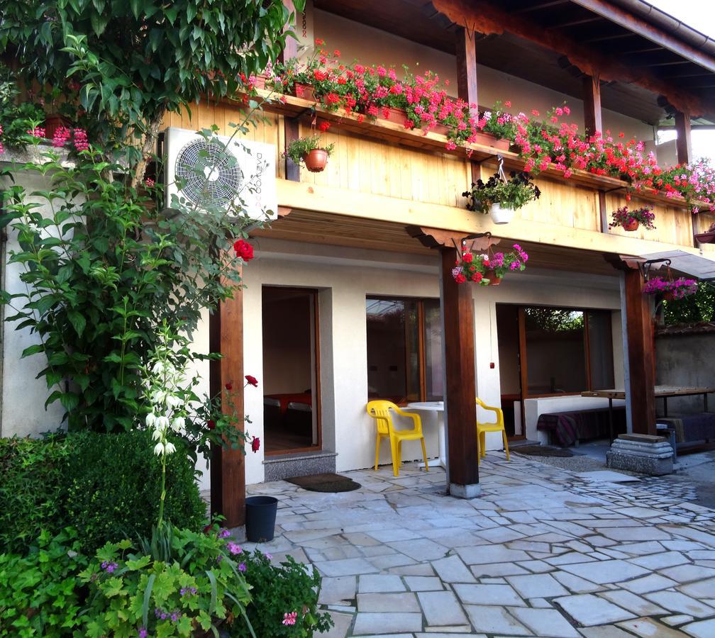 Family Hotel Rose พาเวลบันยา ภายนอก รูปภาพ