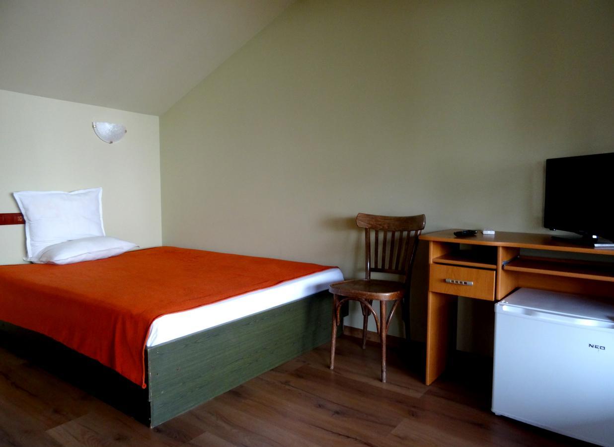 Family Hotel Rose พาเวลบันยา ภายนอก รูปภาพ